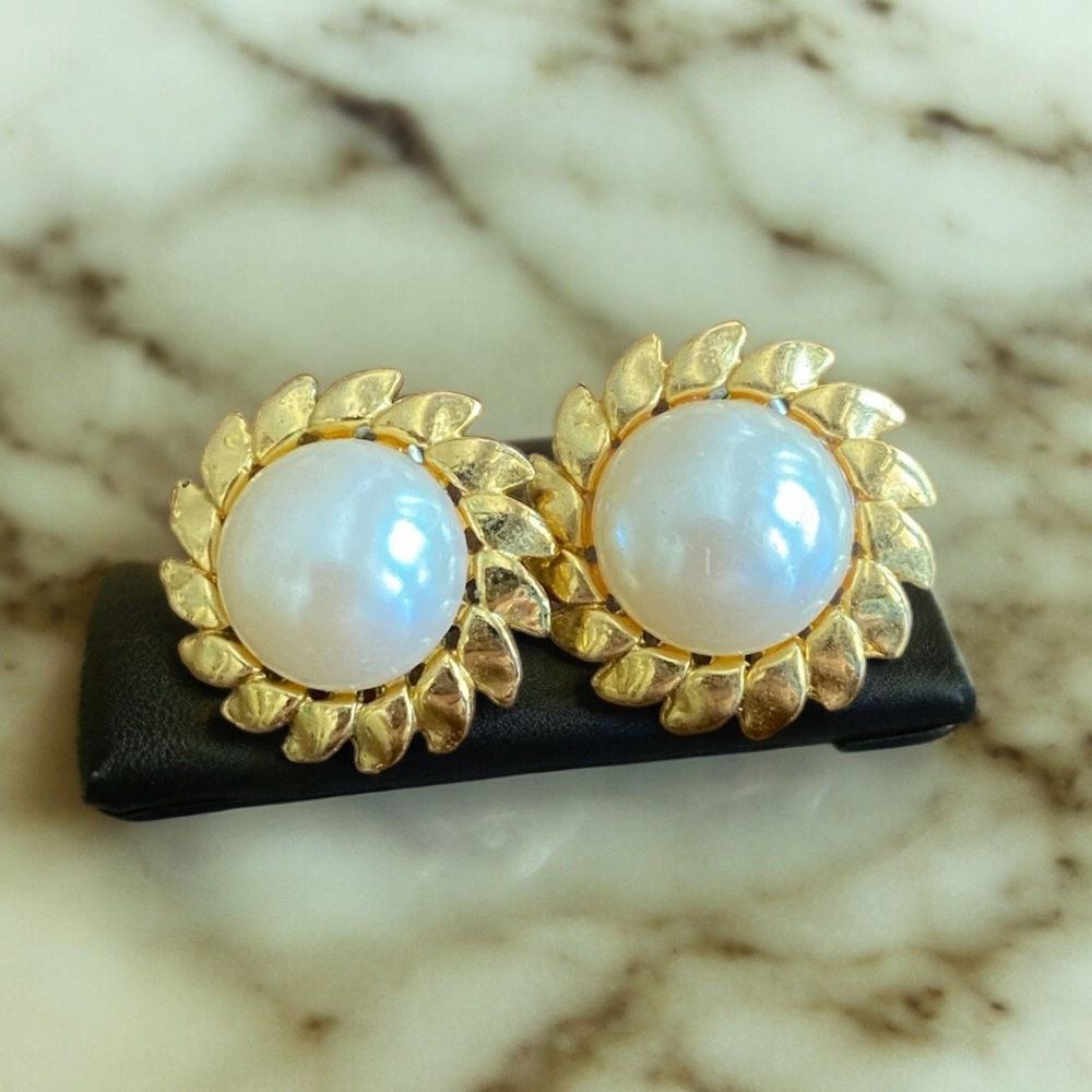 VTG 1980s Textured Gold Tone Pearl Sunburst Flower Statement Earrings
